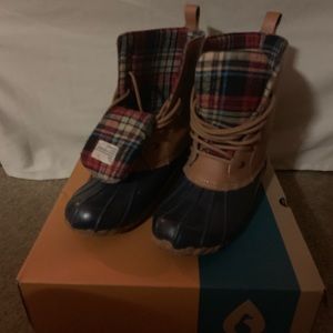 Duck boots with flannel lining